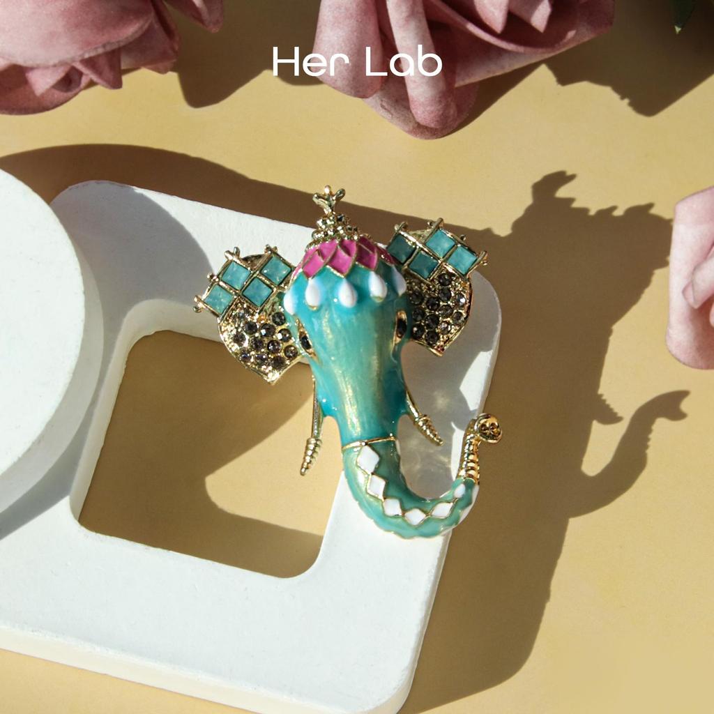 Her Lab | Великолепная тщательно продуманная костюмная брошь в стиле ар-деко со слоном, бирюзовой эмалью и цветными стразами