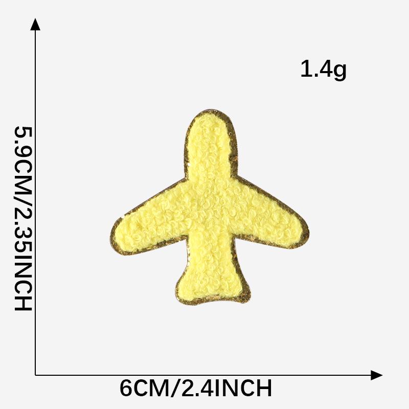 Полотенце из синели с золотой окантовкой, вышитыми нашивками в виде молний и радуги