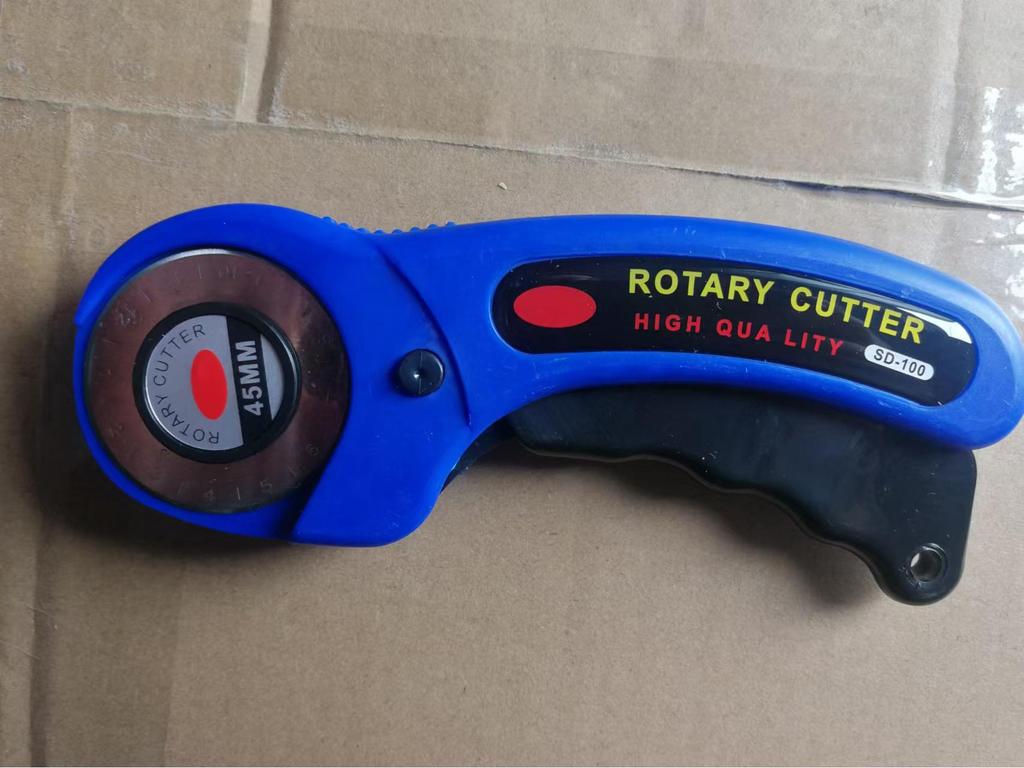 45-миллиметровый ротационный нож для резки ткани и кожи с ручкой