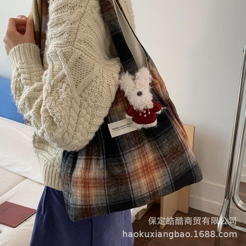 Повседневная холщовая сумка большой вместимости женская 2025 новая легкая и универсальная сумка-тоут через плечо для поездок на работу модная сумка-тоут