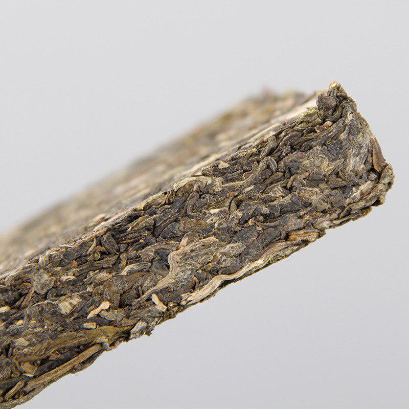 2012 Yunnan Menghai Old Tree Shen Puerh Classical 8582 Сырой чай Пуэр в кирпичиках 250 г