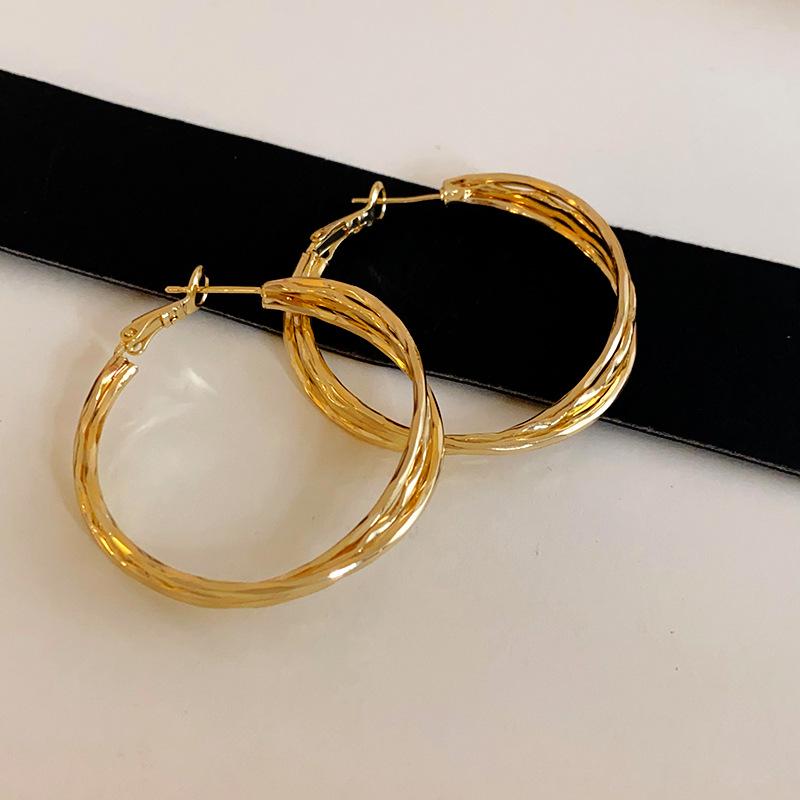 Геометрические серьги-кольца из серебряной иглы: Элегантный, универсальный дизайн для женщин