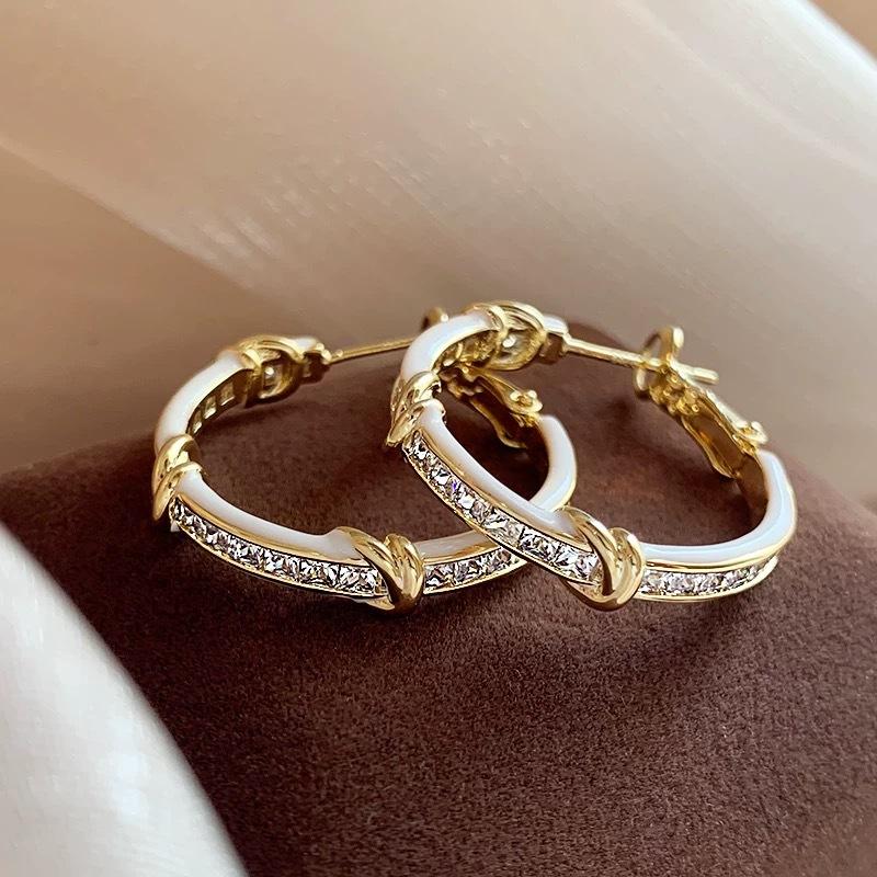 Новые серьги с белым цирконом, французские ретро, легкая роскошь, высококлассные серьги, нишевый темперамент, модные универсальные серьги для женщин