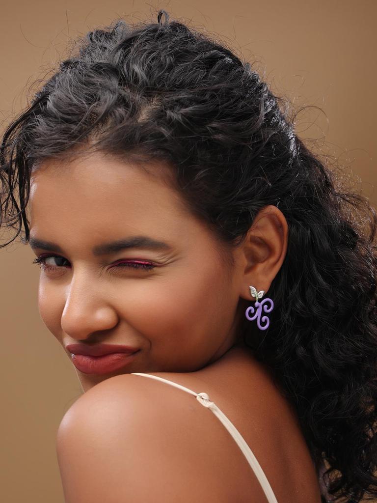 Игривые и задорные серьги-пусеты из стерлингового серебра 925 пробы с фиолетовой эмалью и цветочным узором для женщин