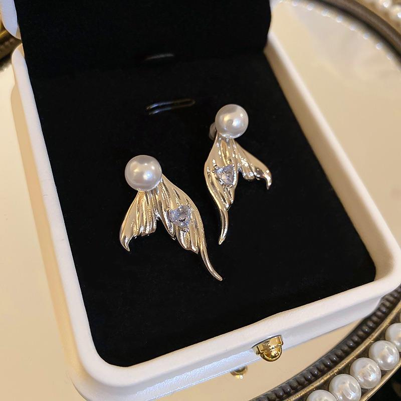 Трендовая серьга-гвоздик с рыбьим хвостом и искусственным жемчугом в форме сердца для женщин, темпераментная, милая, геометрическая, ювелирное украшение в подарок