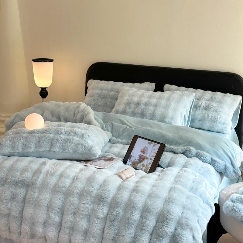 Красочный Толстый Бархатный Постельный Комплект с Кроликом - 4 Предмета, Зимняя Коллекция для Общежития