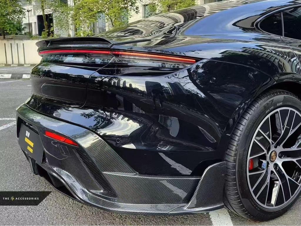 Карбоновый боди-кит в стиле Mansory для Taycan: Передний сплиттер, Пороги, Задний диффузор, Заднее антикрыло, Дефлекторы окон.
