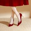Модные свадебные туфли из красной замши во французском стиле с ремешком на щиколотке и жемчугом на шпильке, с острым носком, туфли-лодочки для невесты в китайском стиле в стиле ретро