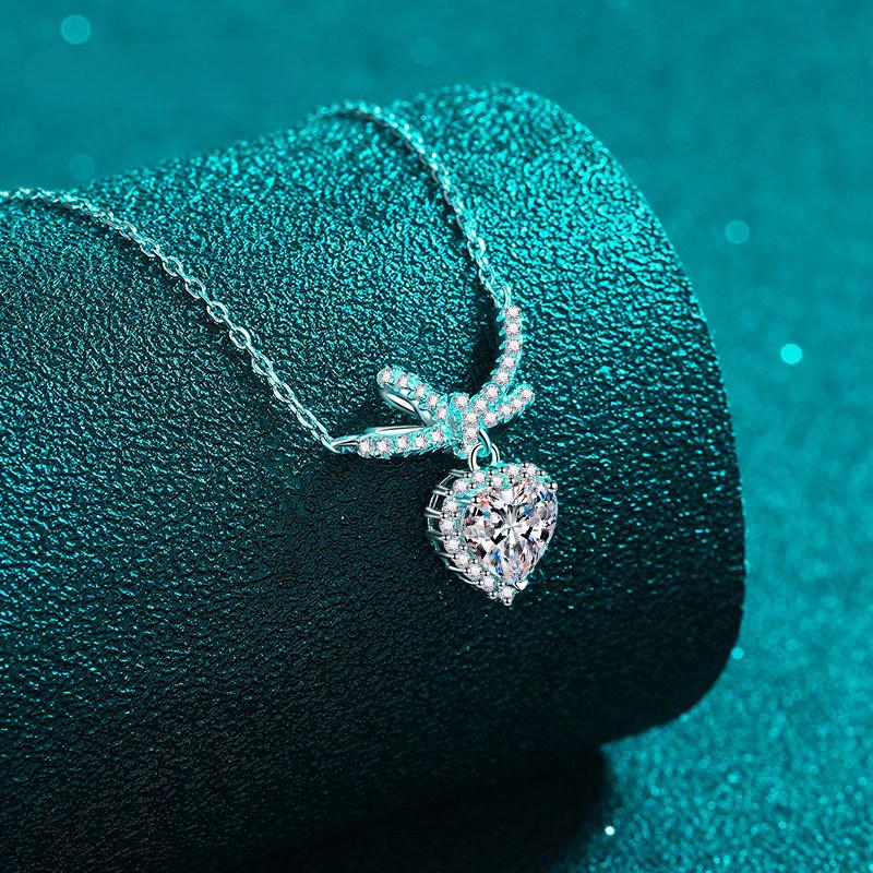 Серебро S925 Муассанит Сердце Ожерелье 1 карат Отличная огранка Ожерелье с подвеской в ​​виде банта, покрытое белым золотом 18 карат GRA Jewelry