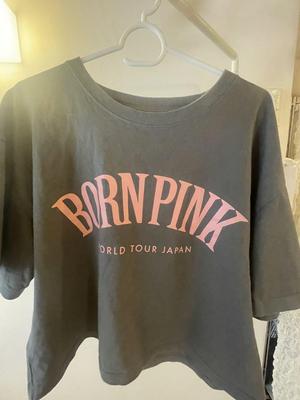 [Б/У] Черно-розовая короткая футболка Дженни из BLACKPINK, worn, товары с мирового тура, S