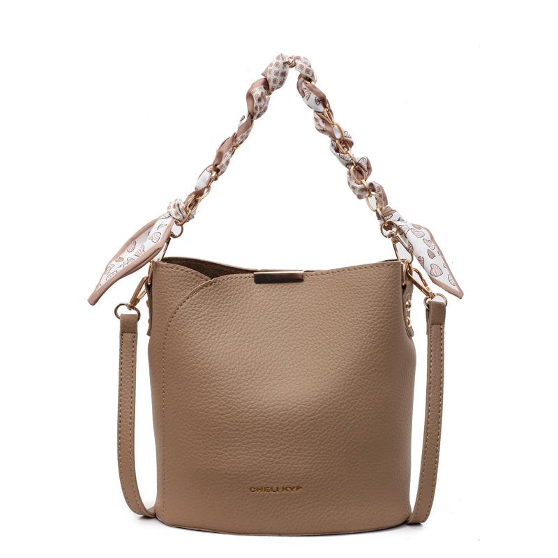 Handheld bucket bag women's 2025 new shoulder Korean version messenger bag popular commuter niche design simple handbag