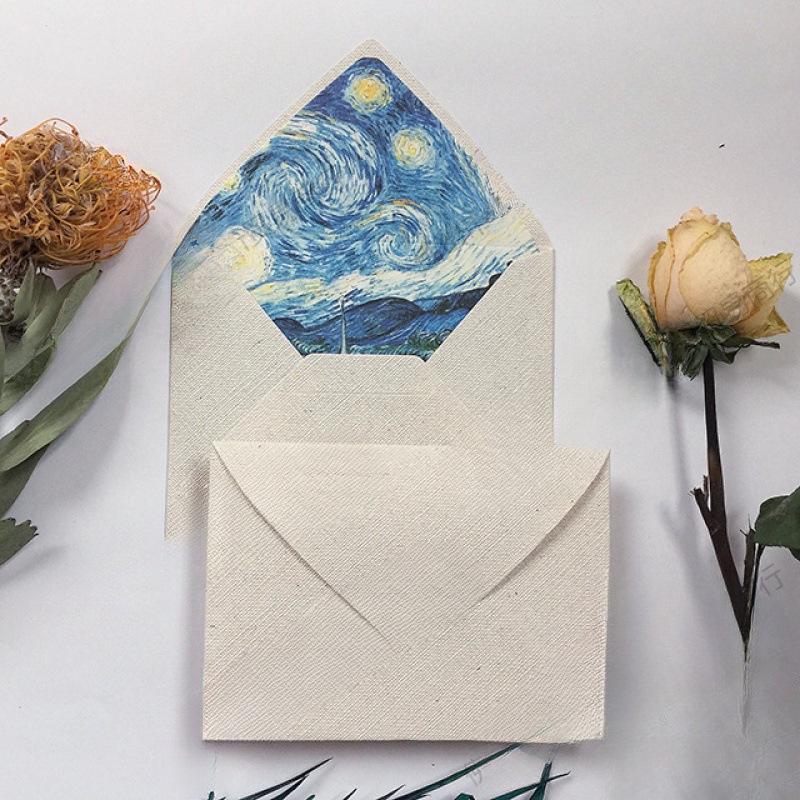 Ретро-пригласительный конверт в художественном стиле с цветной подкладкой и текстурой мешковины