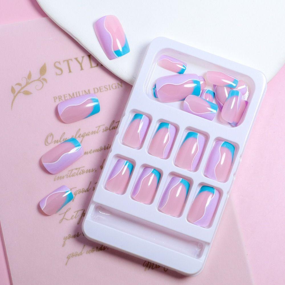 Носимый маникюр. Французские накладные ногти. Типсы для ногтей средней длины. Модный пресс на ногтях для девочек.