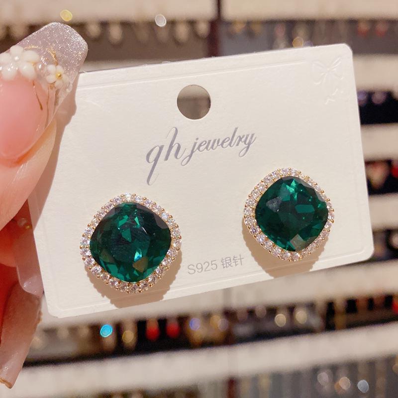 Новые летние серьги с зелеными кристаллами — стильный, уникальный, простой дизайн