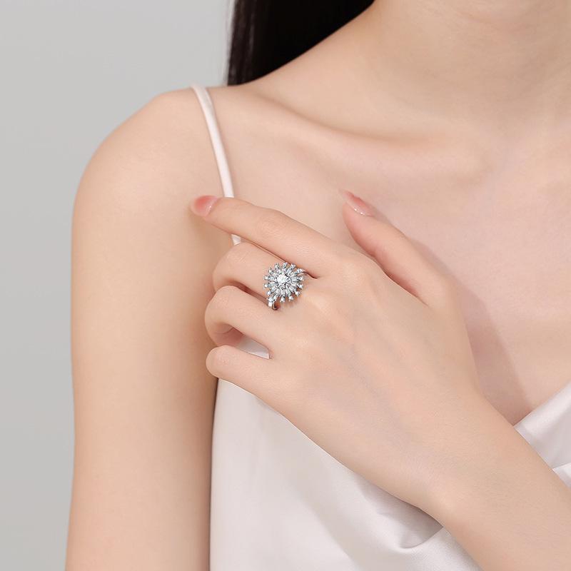 European & American Small Daisy Rotating Zirconia Ring - Cool, Versatile, Full Diamond Design for Women