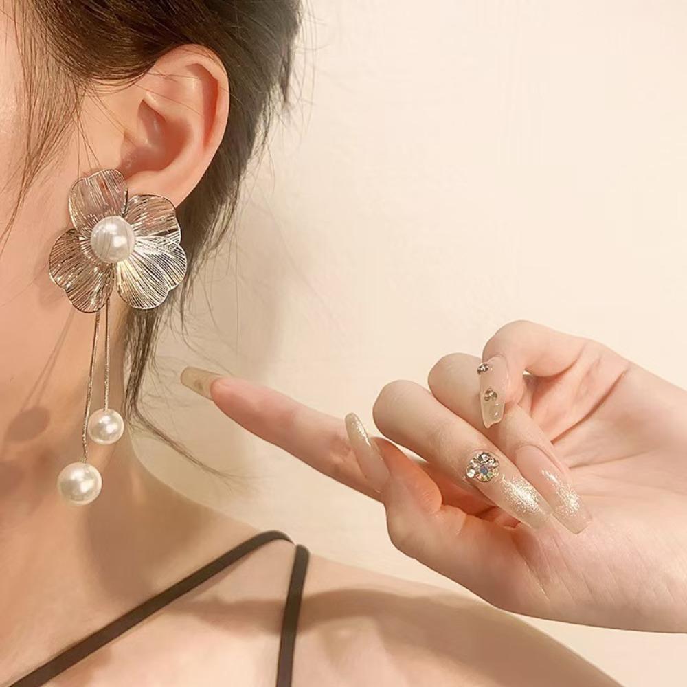 Retro Petal Earrings Studs Trendy Ginkgo Leaf Hollow Earrings Flower Long Hanging Earrings Party