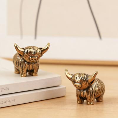 Юшэн Миниатюрная фигурка шотландской коровы из меди Миниатюрная винтажная фигурка шотландской коровы из латуни Маленькие скульптуры коров для дома, офиса, книжной полки, микроландшафта