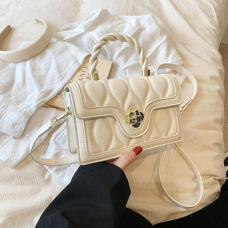 Маленькая и модная ручная маленькая квадратная сумка с нишевым дизайном для женщин. Новая зимняя нишевая сумка 2024 года с текстурой. Сумка через плечо Instagram.