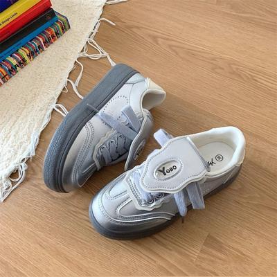 Оригинальный нишевый дизайн, чувство шика, гонконгский стиль, туфли на толстой подошве, женские, 2025 новые, супер огонь, интернет-знаменитость, повседневные белые туфли, тренд