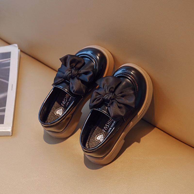 Кожаная обувь, обеспечивающая комфорт и стиль для растущей девочки. Детская повседневная обувь.