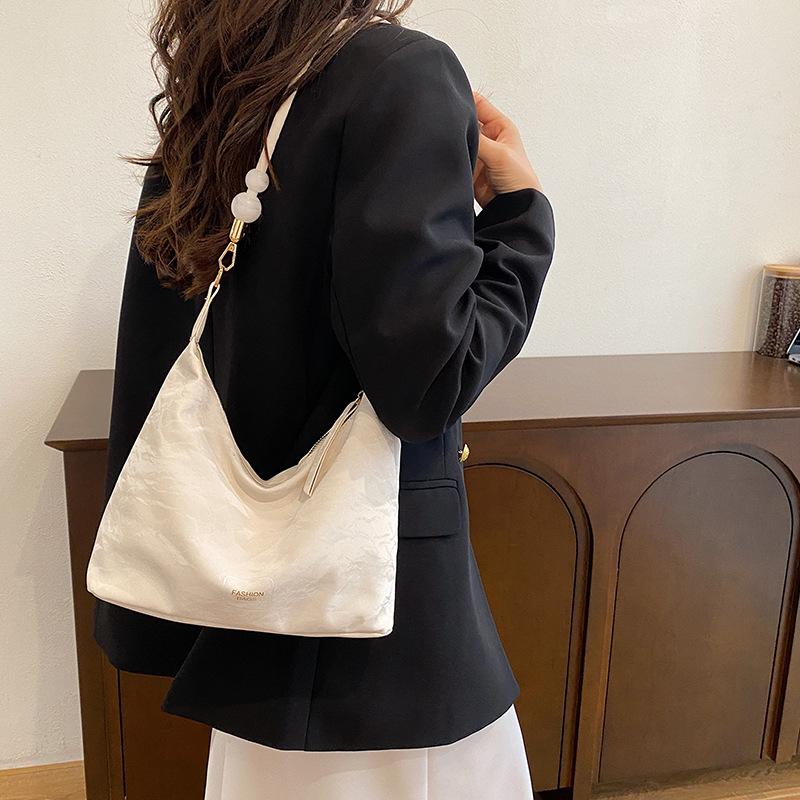 Повседневная сумка с мягкой поверхностью и нишевым дизайном для женщин 2024 года, новая популярная универсальная сумка-мессенджер, модная сумка через плечо под мышкой