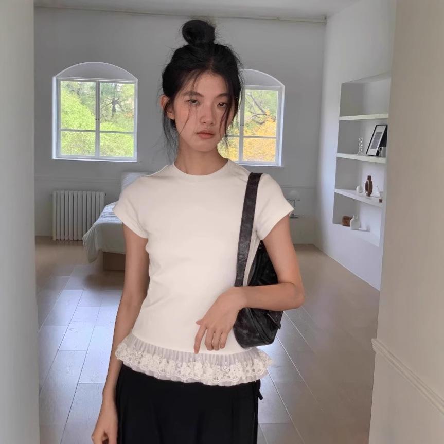 Женская белая футболка с коротким рукавом прилегающего силуэта в балетном стиле с кружевной отделкой - Коллекция Лето 2025