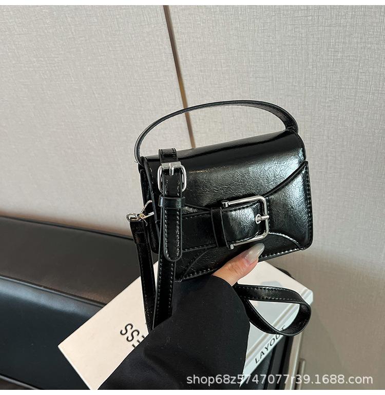 New Messenger Bag Women's Retro Simple Shoulder Bag Niche Design Leather Buckle Decorative Flip Lipstick Bag Tide