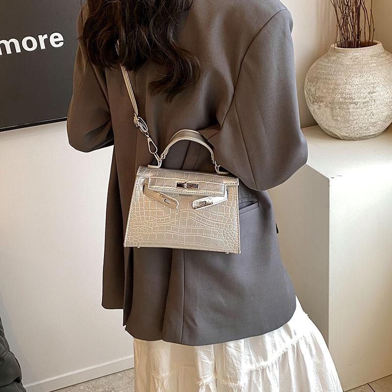 Женская сумка 2025 новая сумка женская осенне-зимняя модная универсальная сумка-мессенджер с крокодиловым узором портативная маленькая квадратная сумка