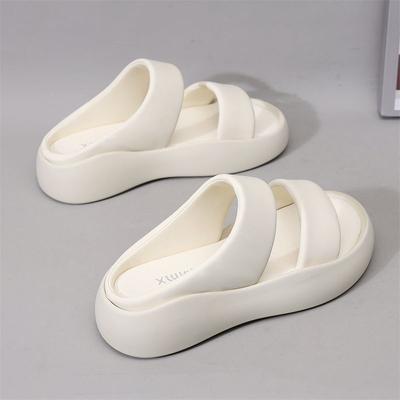 Тапочки женские летние новые модные на толстой подошве шлепанцы на одном ремешке для выхода на улицу нескользящие с мягкой подошвой повседневные пляжные сандалии