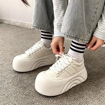 Тупоносые супер огонь толстоподошвенные маффины маленькие белые туфли женские 2025 весна новые увеличивающие рост хлебные туфли повседневные универсальные кеды