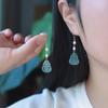 Серьги-пусеты из натурального жадеита в форме тыквы с кисточкой, с акцентами из серебра 925 пробы, с золотым покрытием и жемчугом