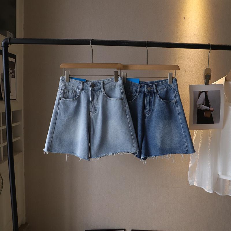 Летние шорты А-силуэта с высокой талией, необработанным краем и широкими штанинами в корейском стиле 2025
