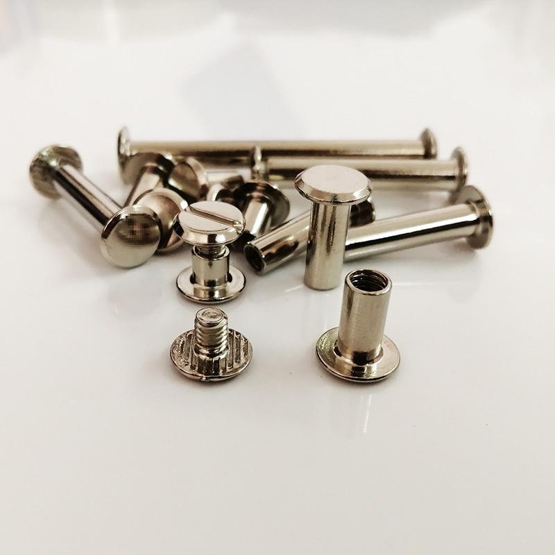 Никелированная заклепка с плоской головкой для крепления ремня.