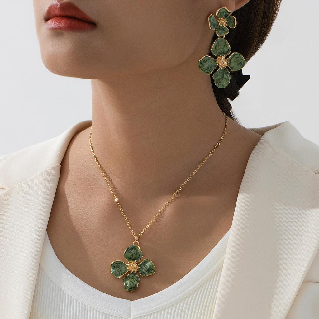 Атмосферный комплект из зеленых масляных капель в виде цветка с колье и серег