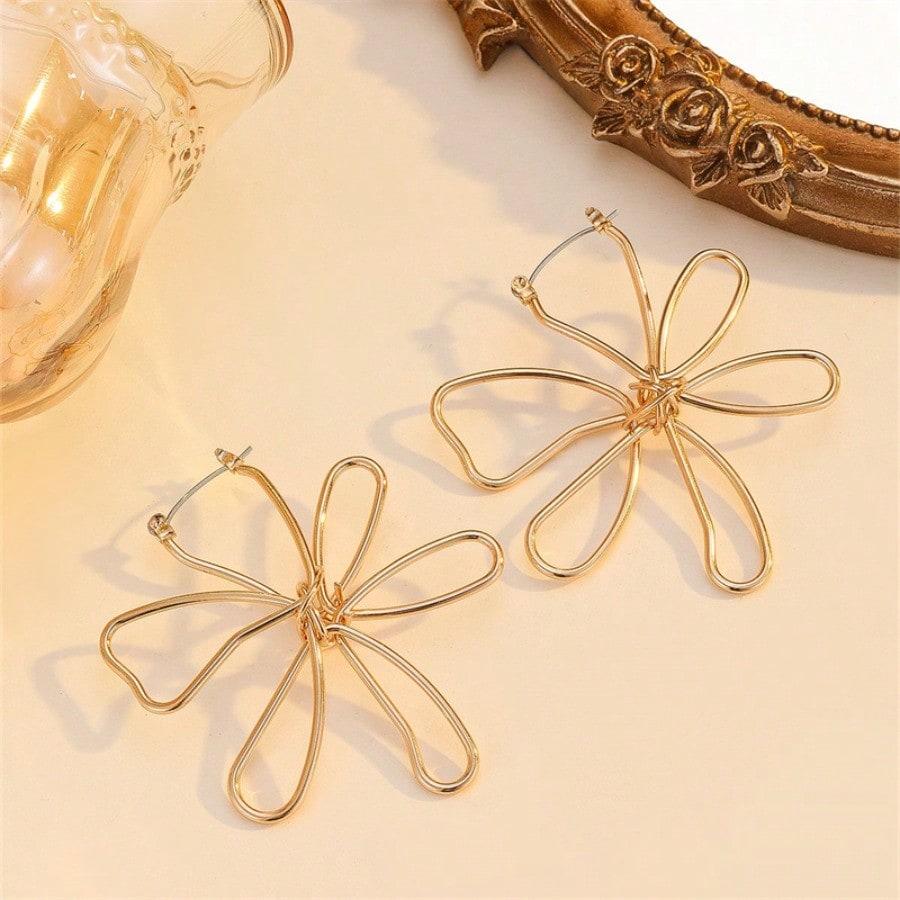 1 Pair of Stylish Minimalist Hollow Floral Asymmetrical Design Earrings for Everyday Wear, Vacation, Date, Birthday Gift, Perfect Gift