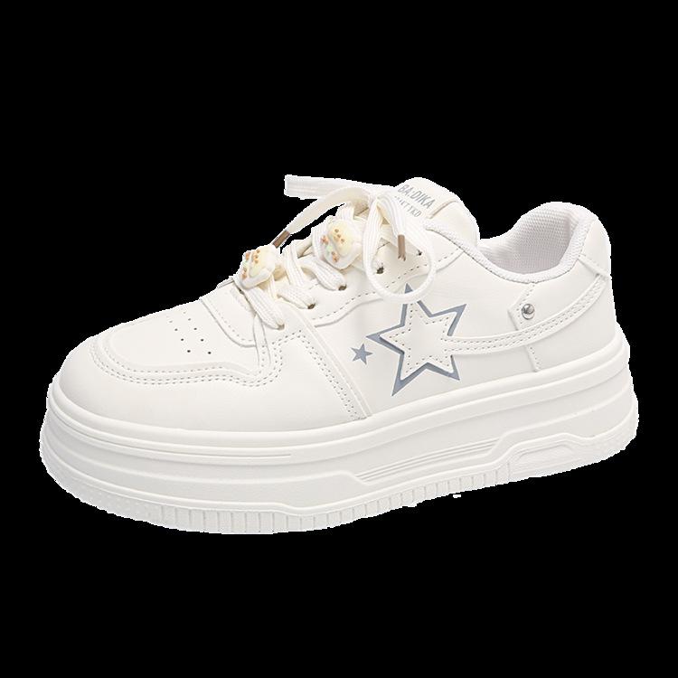 Маленькие белые туфли для студенток корейской версии прилива 2024 года, осень, новая мода, универсальные туфли для доски, дышащая повседневная женская обувь на платформе