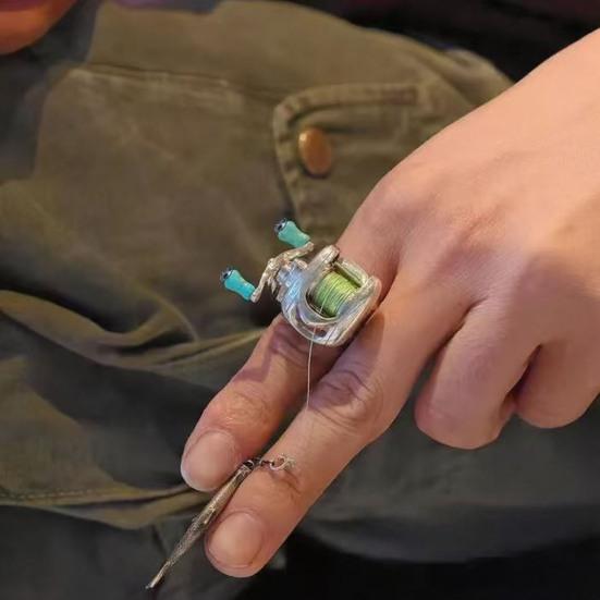 Миниатюрный кулон в виде рыболовной катушки с вращающейся ручкой и съемным направляющим для лески. Многофункциональный рыболовный аксессуар. Брелок для ключей или рюкзака.