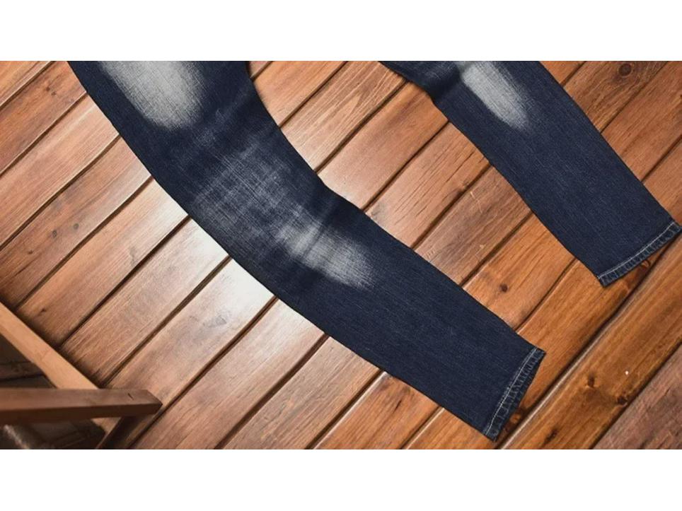 Мужские облегающие джинсы с вышитым цветочным узором, потертостями, заплатками и эластичной отделкой.