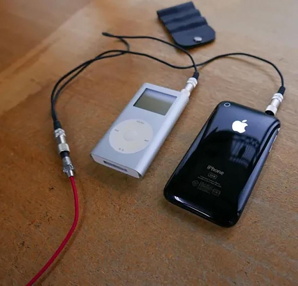 Bird Electronics DJ7BK Портативный DJ-микшер Два стерео мини Кожаный чехол Совместим с цифровым аудио Черный (Переиздание) Кабель, разъемы 3,5 мм, в комплекте,