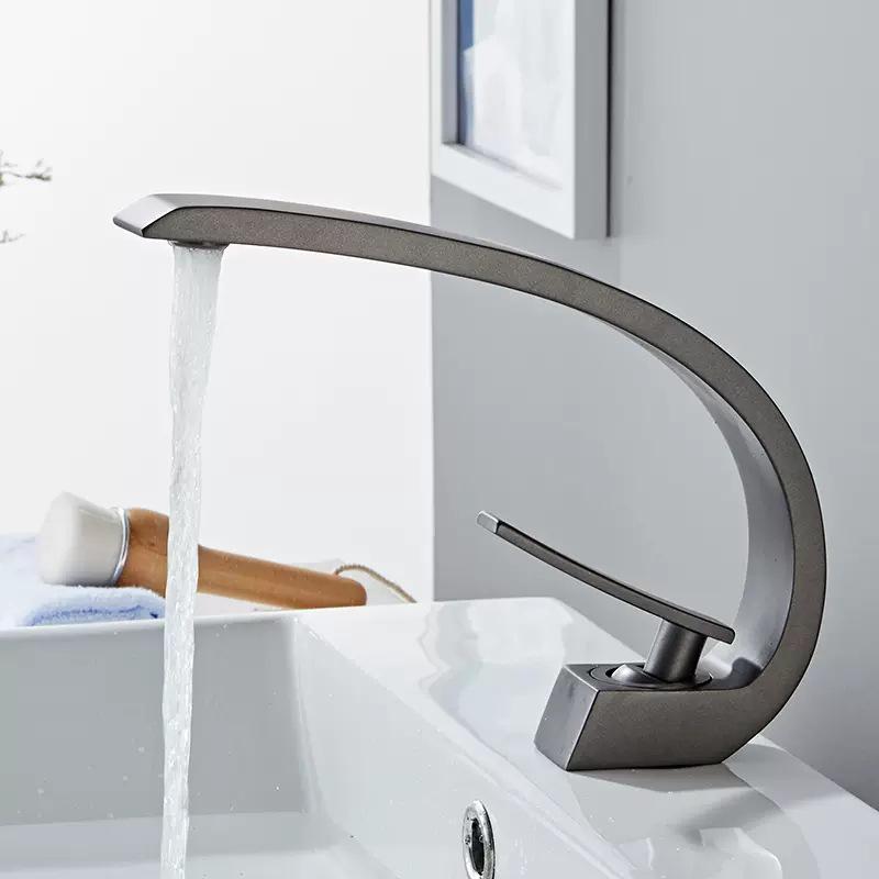 Цвет оружейного металла Латунный смеситель для раковины в ванной с краном горячей и холодной воды для умывальников и столешниц.