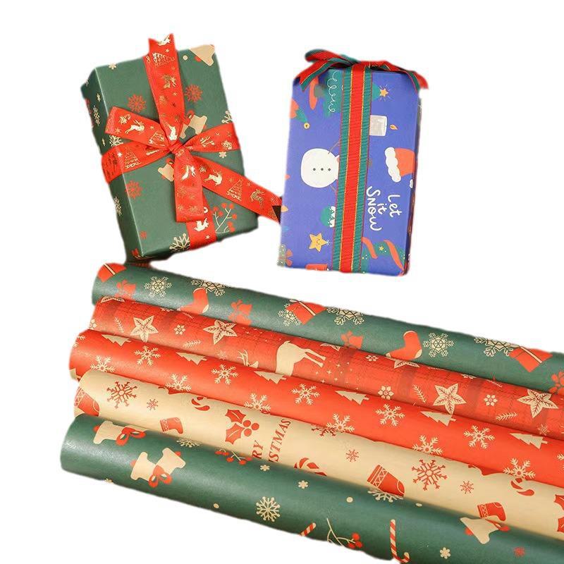 Рождественский яблочный букет и подарочная коробка с цветами в праздничной упаковочной бумаге