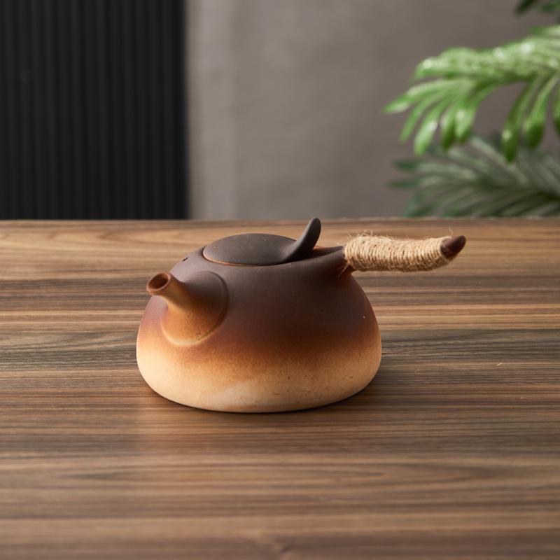 Керамический чайный сервиз «Кунг-фу»: Черный чайник с боковой ручкой и угольной горелкой для открытого огня.