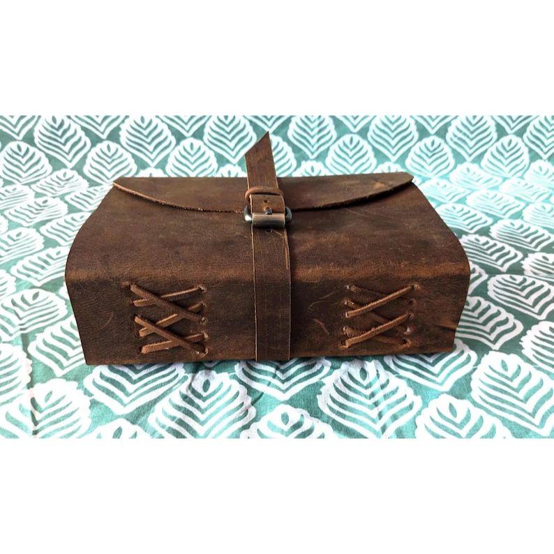 Винтажный кожаный журнал с замком-замком Книга Теней Гримуар Журнал Путешествий Записи Блокнот для рисования Бумага с неровными краями Подарки на годовщину