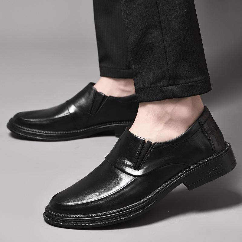 Мужская обувь 2025 лето новая мужская обувь в стиле джентльмена легкая роскошь водонепроницаемая на одной педали легкая с острым носком с увеличением роста повседневная кожаная обувь