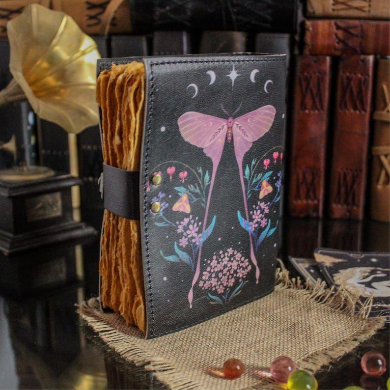 Кожаная книга теней «Луна-мотылёк» | Дневник для заклинаний чакр | Кожаный магический гримуар | Подарок для ведьмы | Блокнот ручной работы