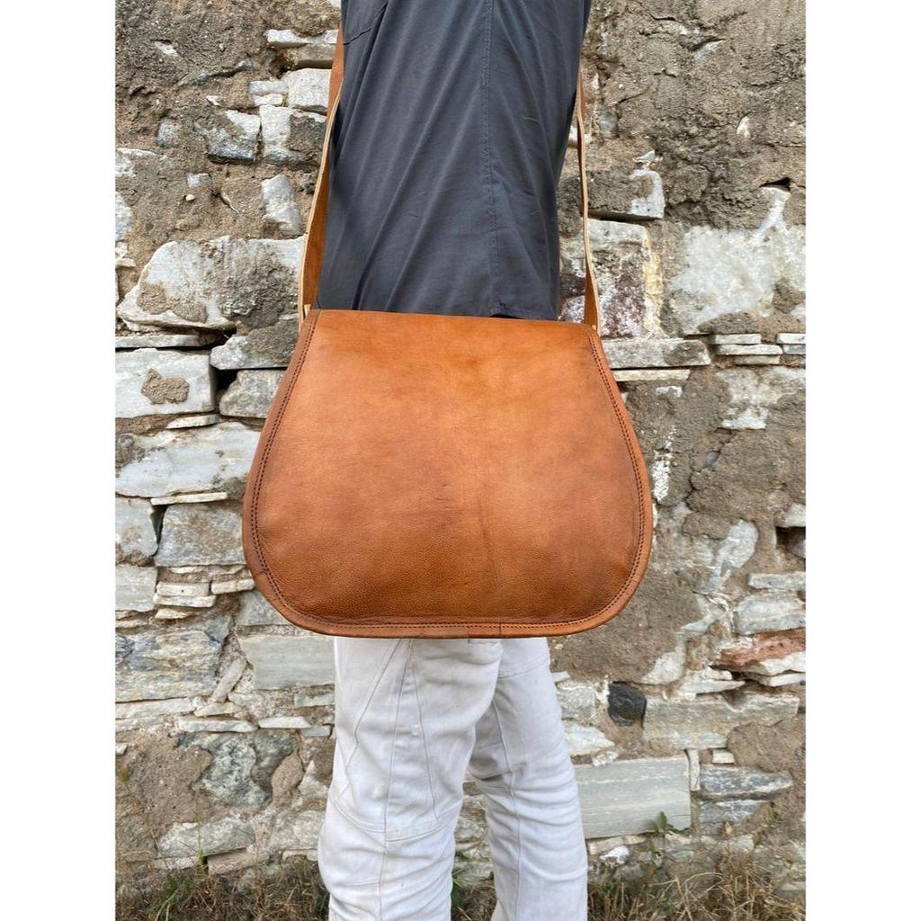 Handmade Leather Saddle Bag: Crossbody Purse with Adjustable Strap