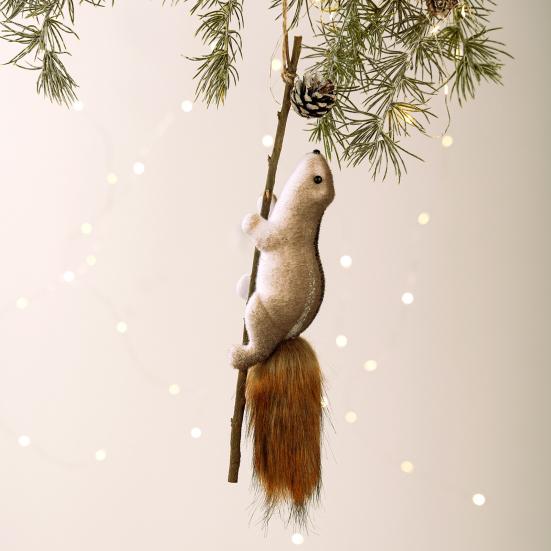 Foam Squirrel Ornament 3D Artificial Squirrel Figurine with Pine Cones Berries Cute Fake Animal Christmas Tree Hanging Decoration for Winter