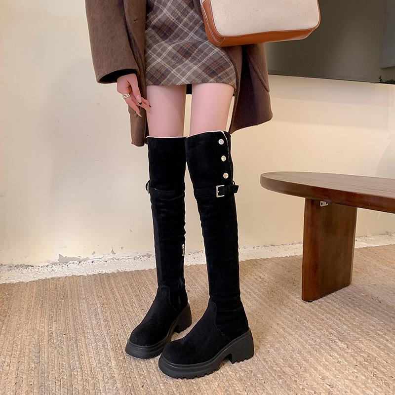 У Мамы Виноградинки есть те же самые сапоги-рыцари до колена, которые можно носить двумя способами, вельветовые сапоги на толстой подошве и толстом каблуке и кашемировые высокие сапоги с внутренней платформой.