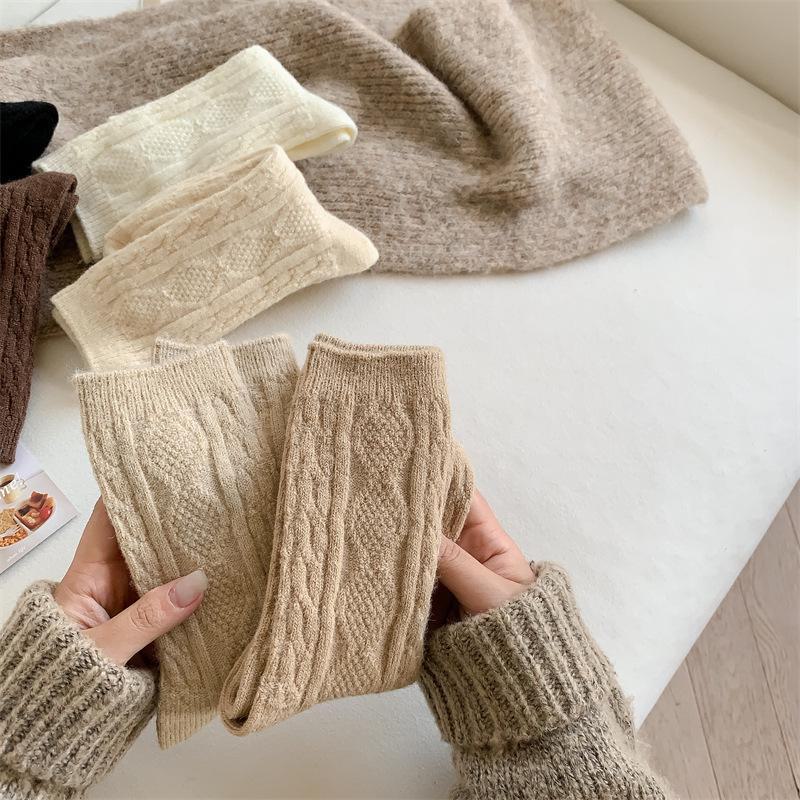 Women's Thick Warm Diamond Pattern Wool Socks - Cream Mid-Tube for Autumn and Winter
