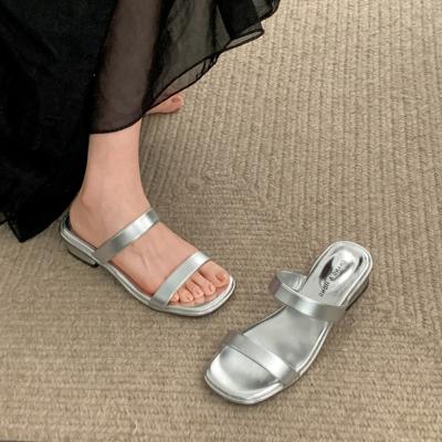 Интернет-знаменитость черный высокий сенс одно слово толстый каблук шлепанцы женские летние 2025 новые квадратный носок высота крутые шлепанцы